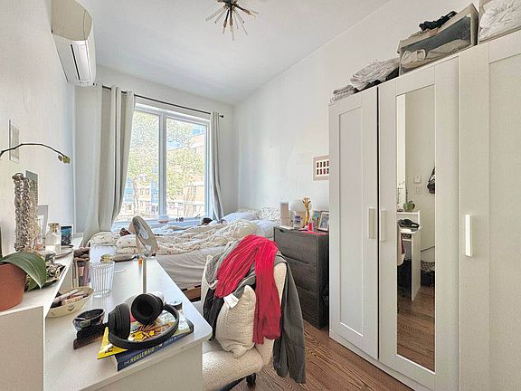 4th image of 194 Scholes St #3F