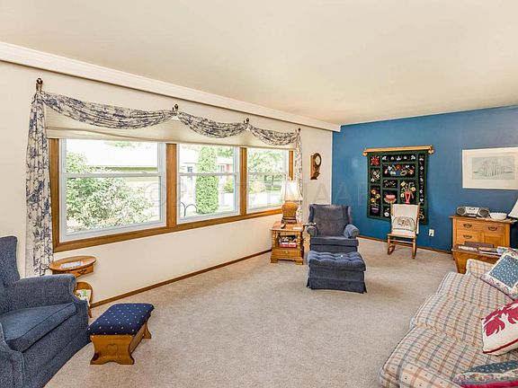 4th image of 301 Cherry Ct