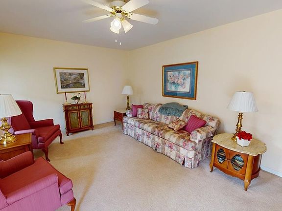 3rd image of 315 Highwood Cir