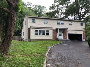 43 Woodland Rd, Roslyn, NY 11576