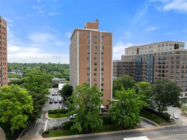 900 S Hanley Rd APT 10B, Saint Louis, MO 63105