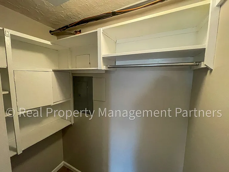 3920 Camelot Dr SE — Photo 19
