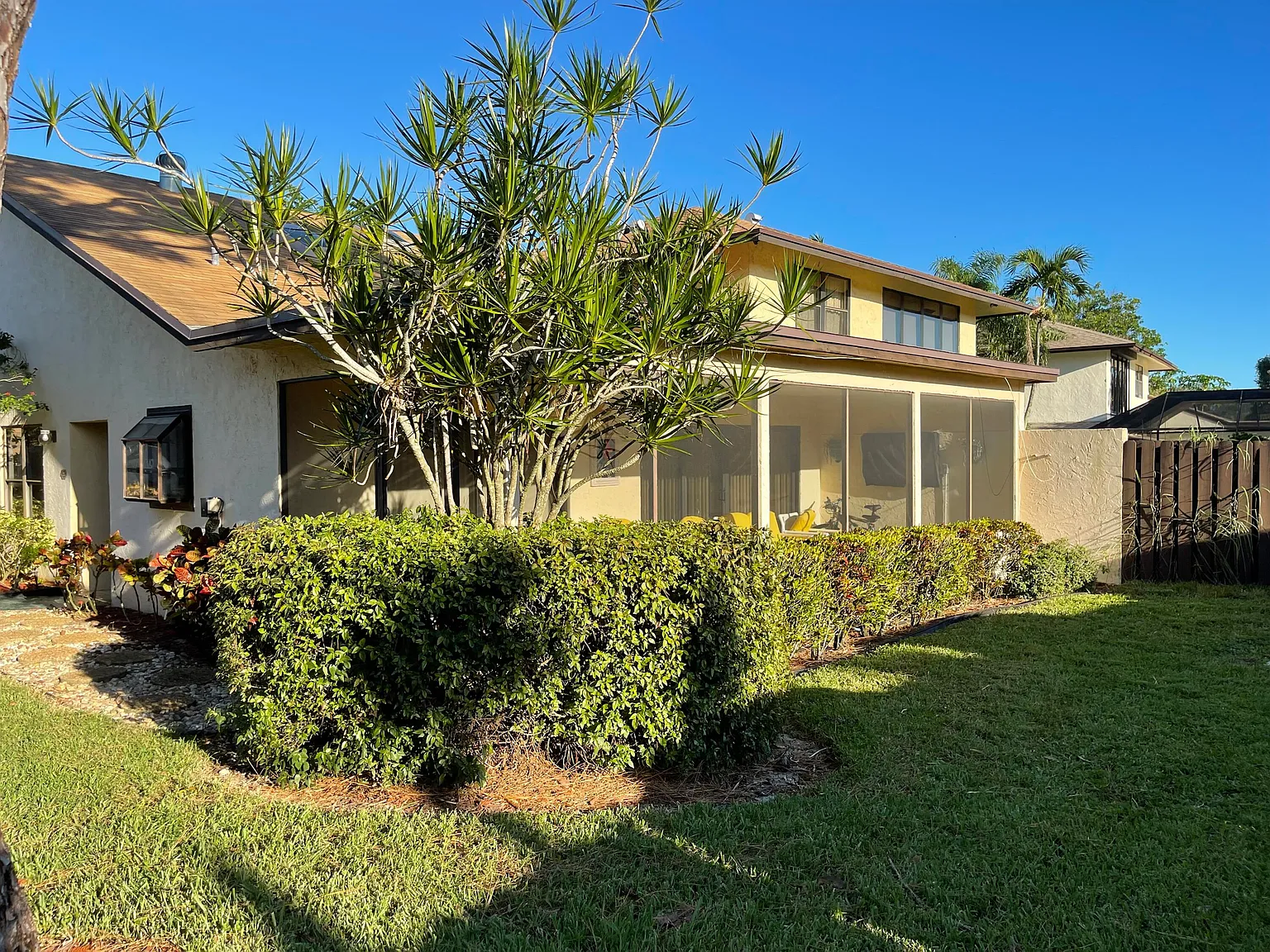 2 bed, 2.0 bath, 1369 sqft, $4,850 — Photo 2