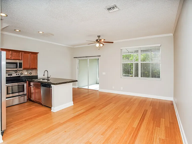 740 Vallance Way NE — Photo 4
