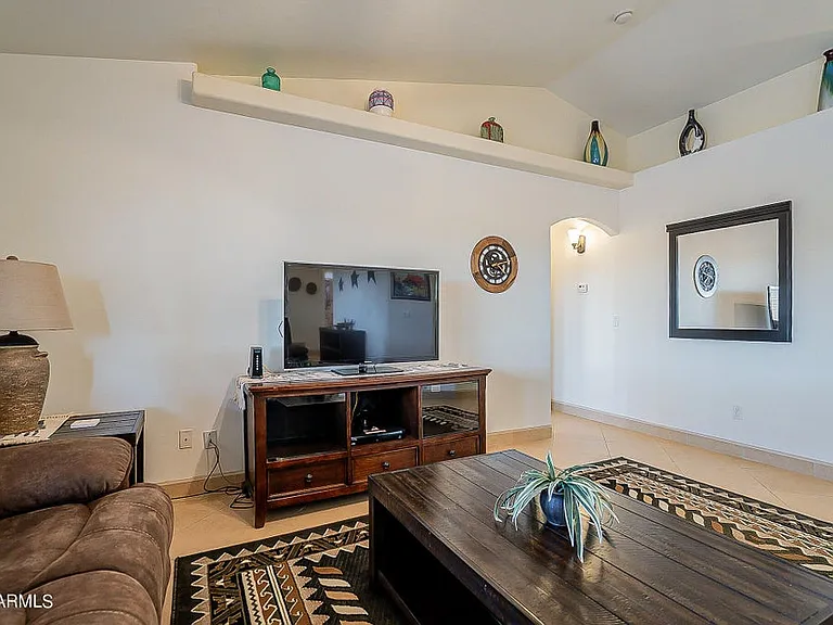1105 N Cota Ln — Photo 12