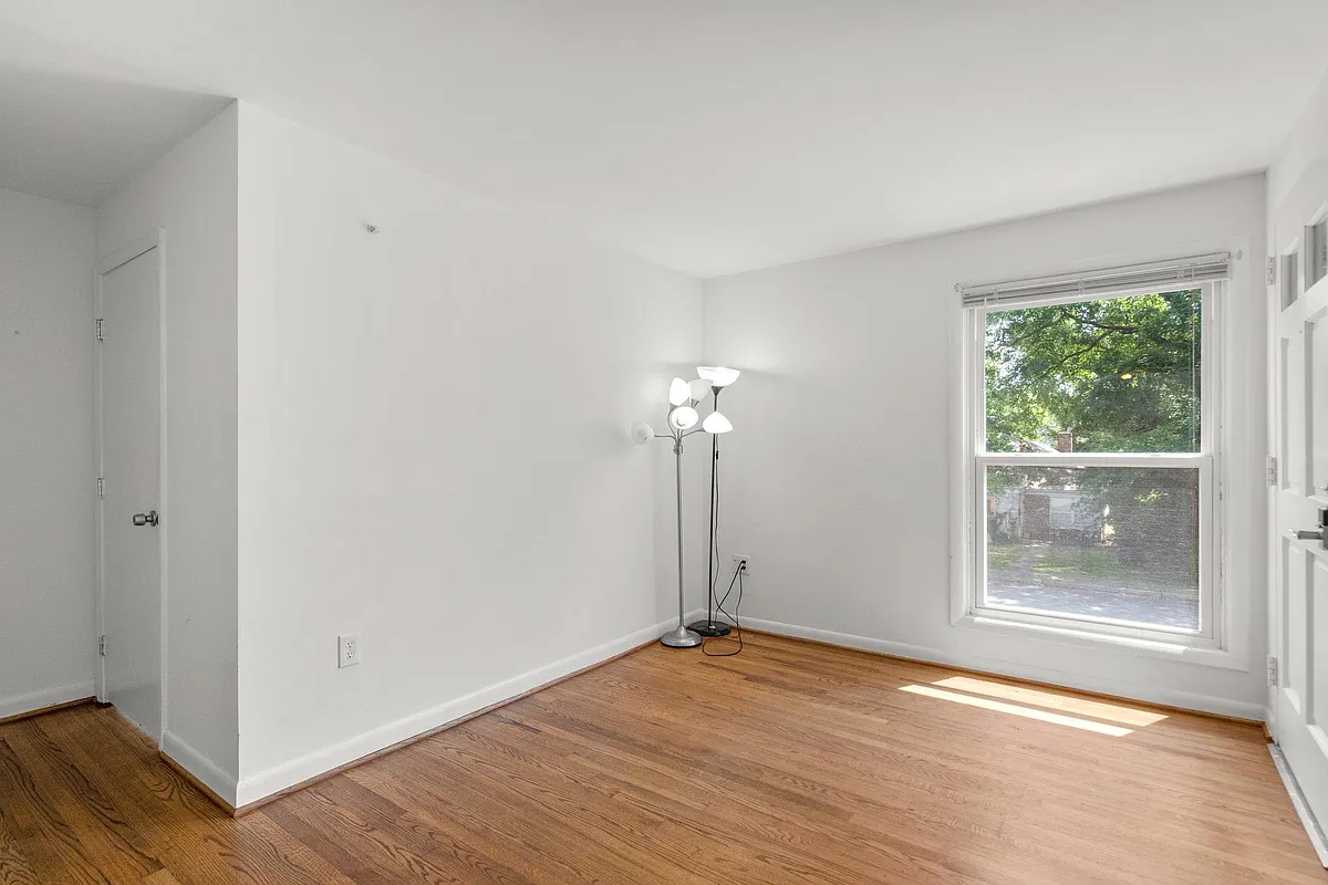 Building Photo - 7304 Dickinson Ave #4