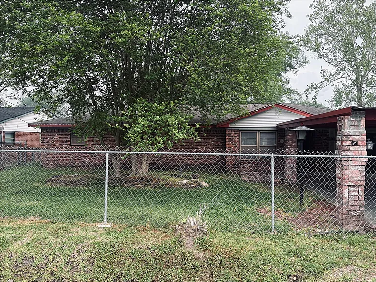 415 Zinn Dr — Photo 3
