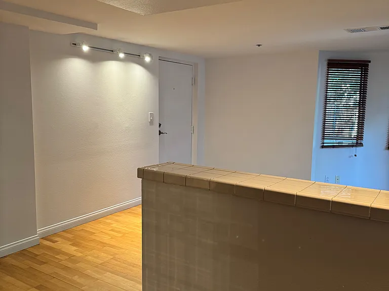 540 N Rossmore Ave #100 — Photo 5