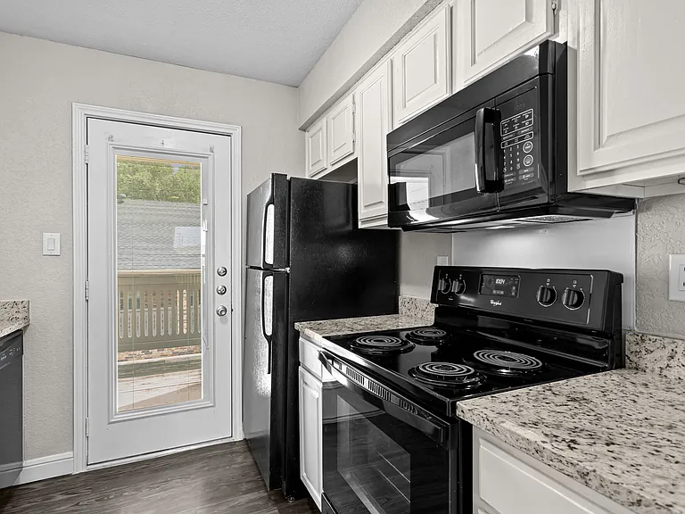 1520 Crawford Ct — Photo 3