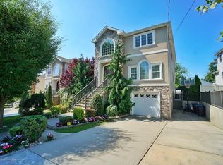 100 Highland Rd, Staten Island, NY 10308