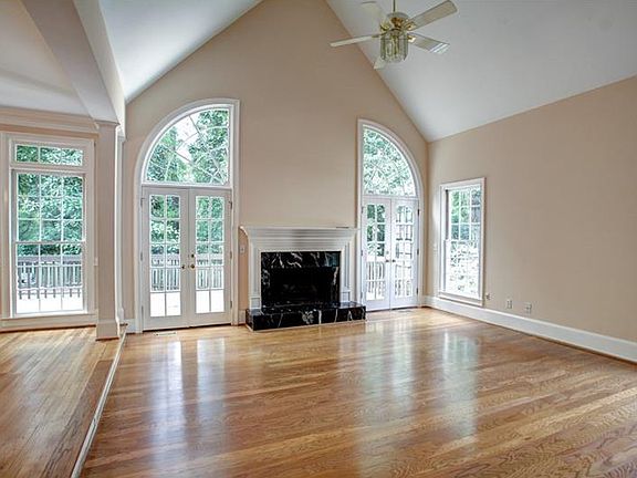 4th image of 4580 Fountain Dr NE