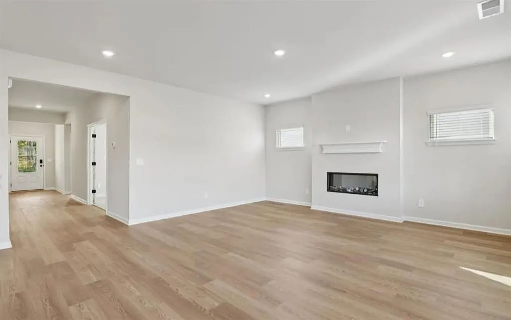 5 bed, 4.5 bath, 3252 sqft, $3,000 — Photo 2