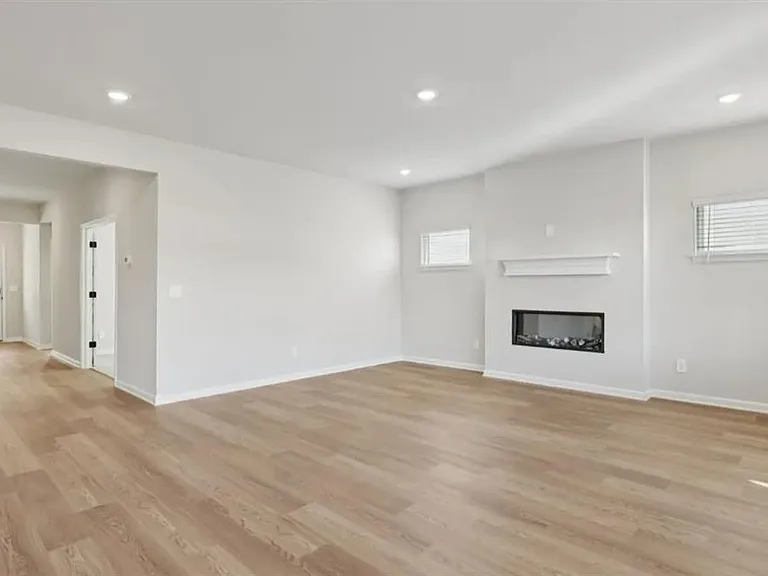 2828 Sweet Red Cir — Photo 4