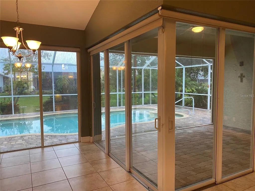 3 bed, 2.0 bath, 2458 sqft, $3,100 — Photo 4