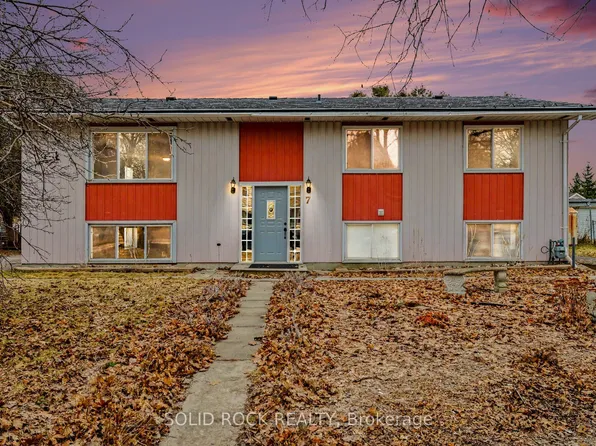 7 B Leeds St, Smiths Falls, ON K7A 2M6