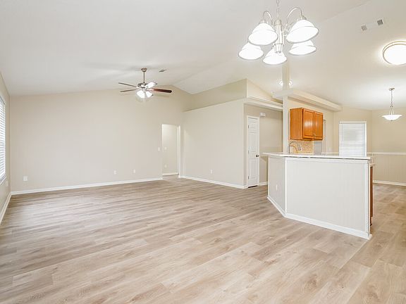 5th image of 571 Charles Pinckney St