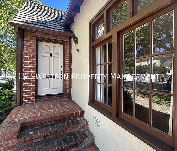 1385 Newport Ave — Photo 4