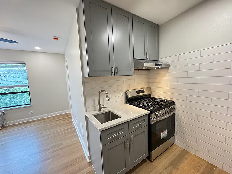 4552 N Clark Street — Photo 11