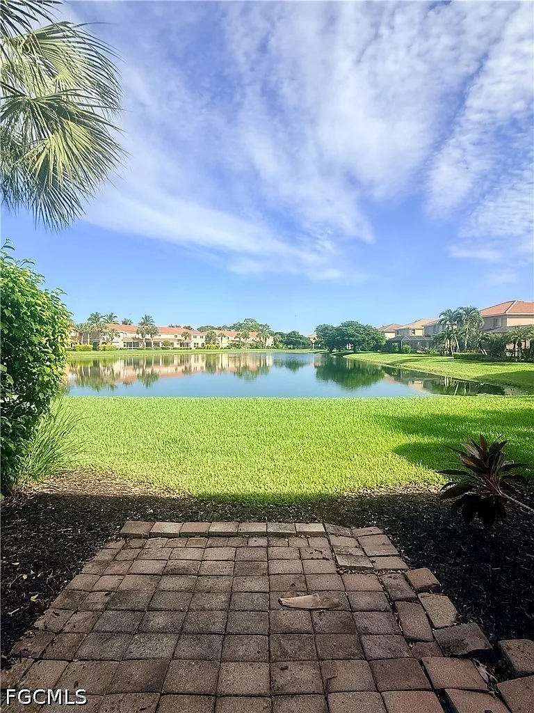 3 bed, 2.5 bath, 1611 sqft, $2,000 — Photo 2