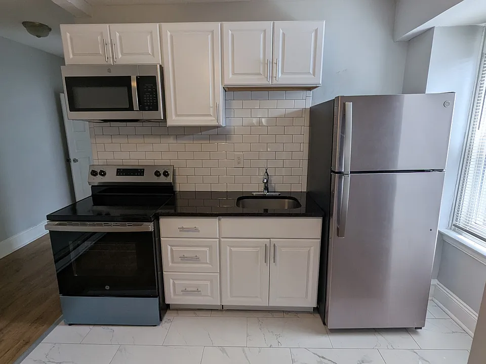 48 E Washington Ln #3F