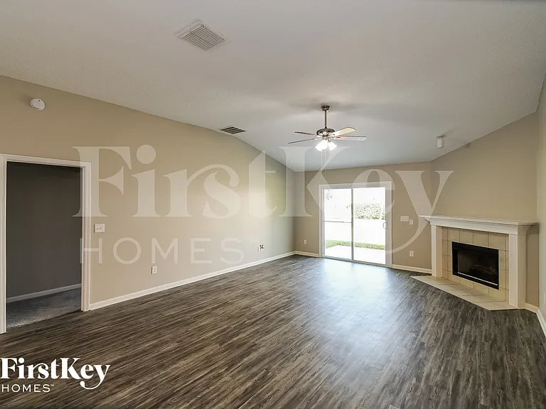 182 Greenfield Dr — Photo 3