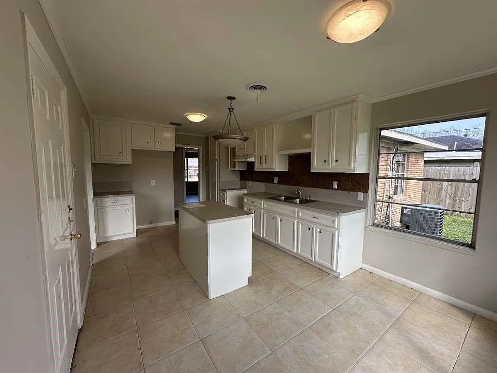 3 bed, 1.0 bath, 1465 sqft, $1,799 — Photo 4