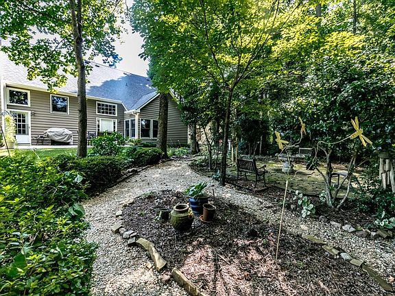 5th image of 7005 Surrey Dr