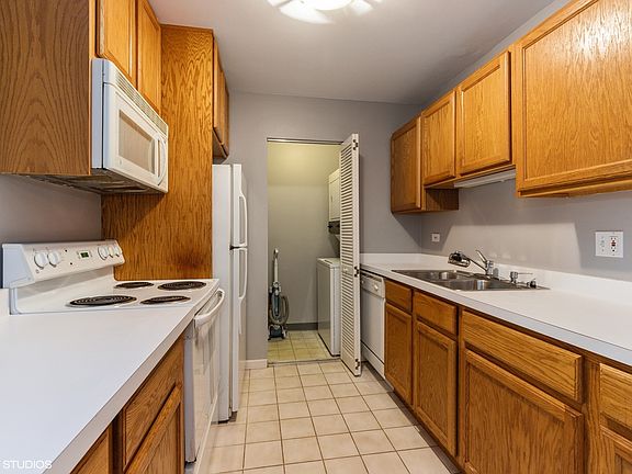 5th image of 960 N Lakeside Dr APT 1B