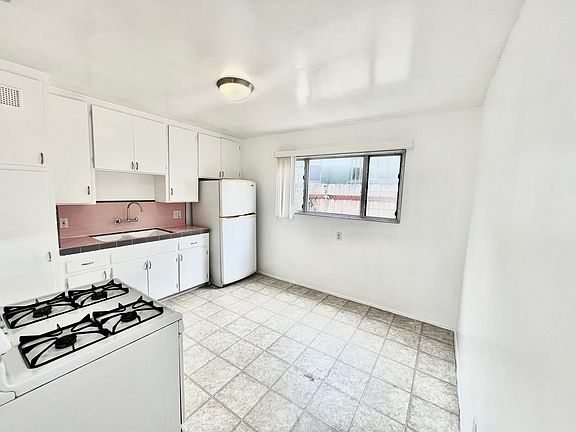 5th image of 3726 Ingraham St