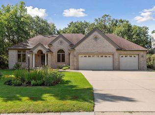 2448 Hillwood Dr E, Maplewood, MN 55119