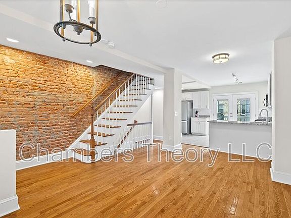 4th image of 619 Orleans Pl NE