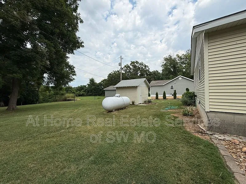 2 bed, 1.0 bath, 996 sqft, $925 — Photo 3