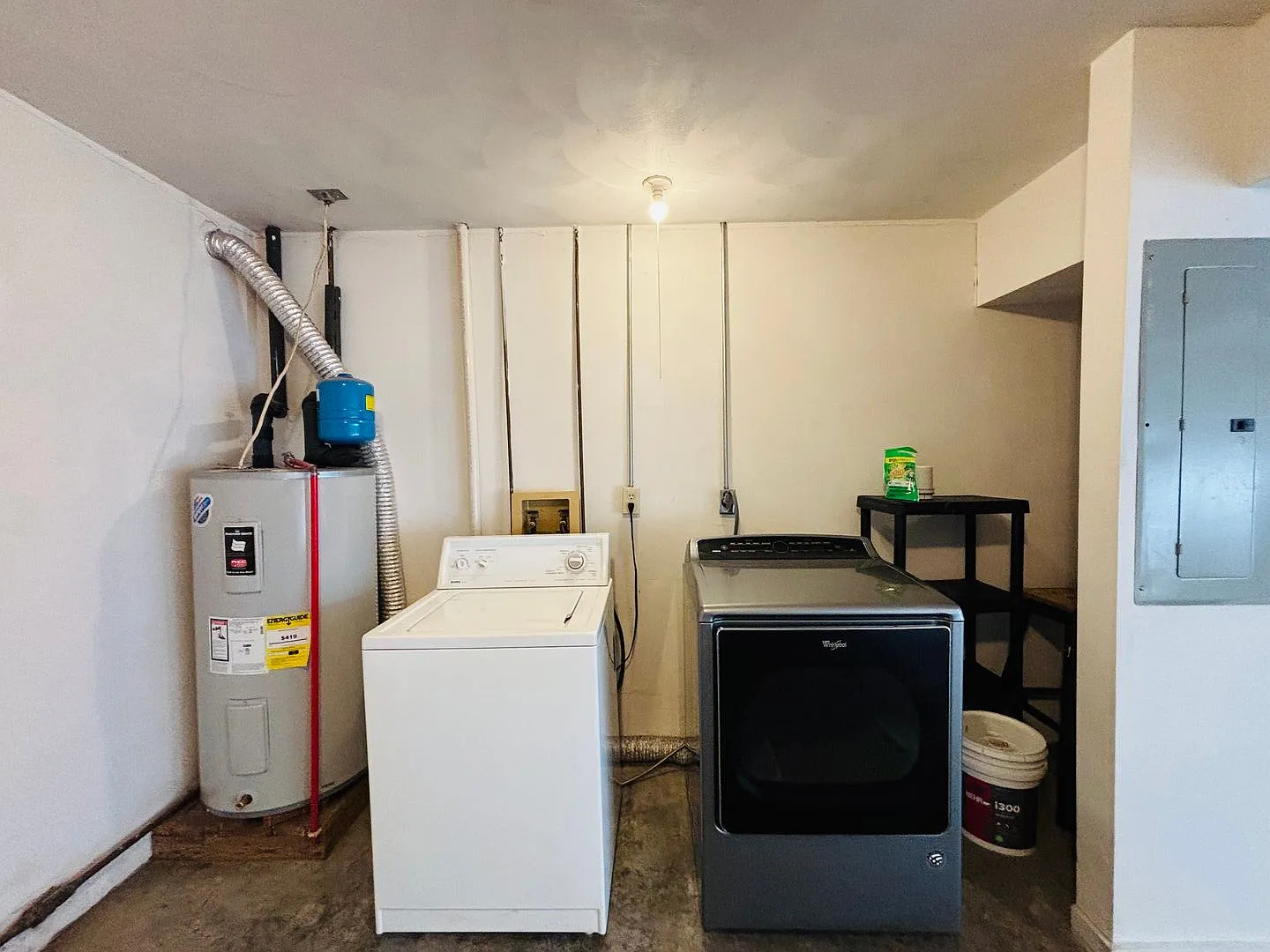 2 Bedroom, 2.5 Bath Townhouse — Photo 3