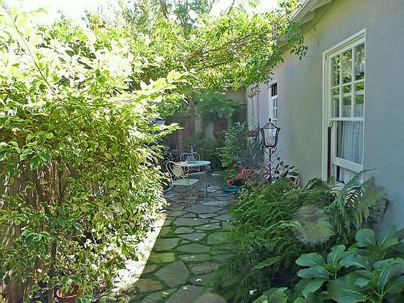 Side garden with fountain