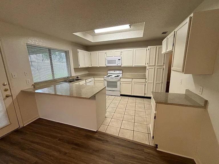 2514 Livingston Ln — Photo 9