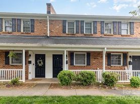 1310 Green Oaks Ln