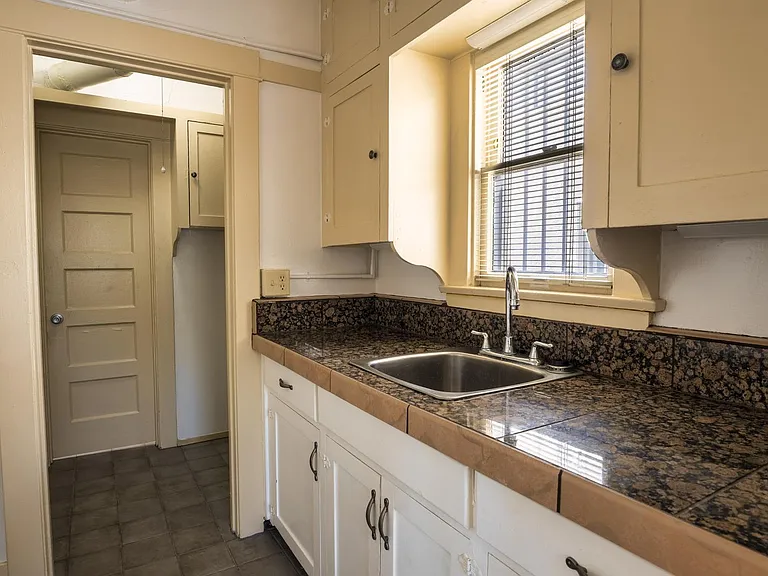 210 E 2nd St #2 — Photo 26