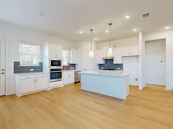 5th image of 3944 Fulton Dr