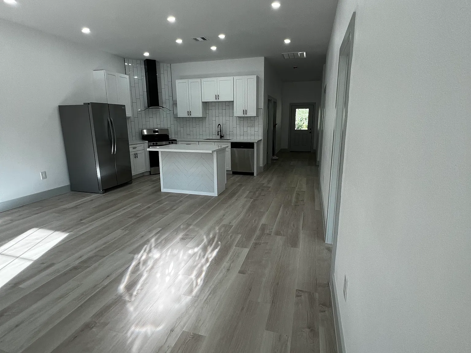 3 bed, 1200 sqft, $1,750 — Photo 3