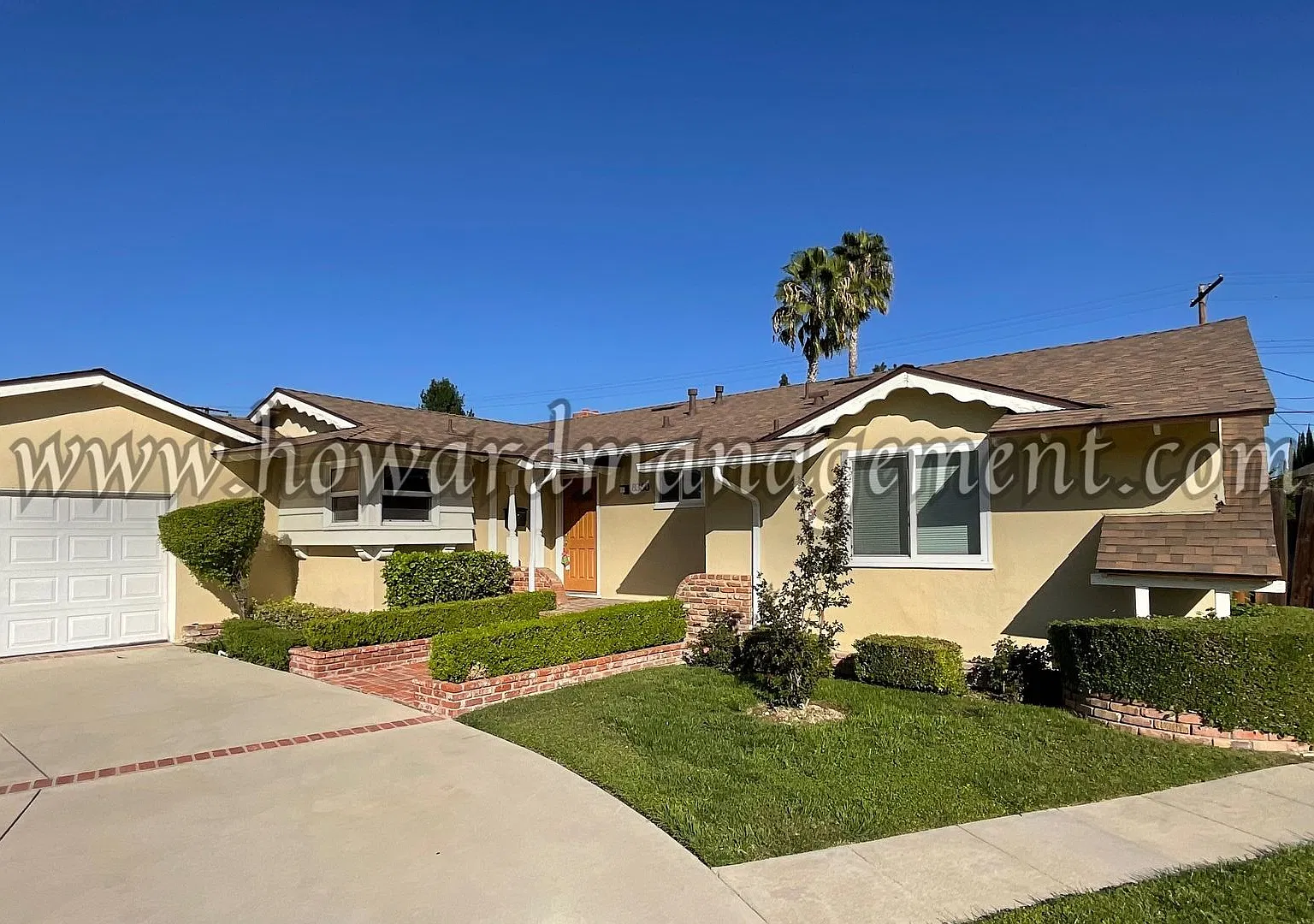 One level home with central A/C and grand backyard with pool. — Photo 2