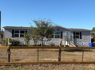 402 Elenora St, Yoakum, TX 77995