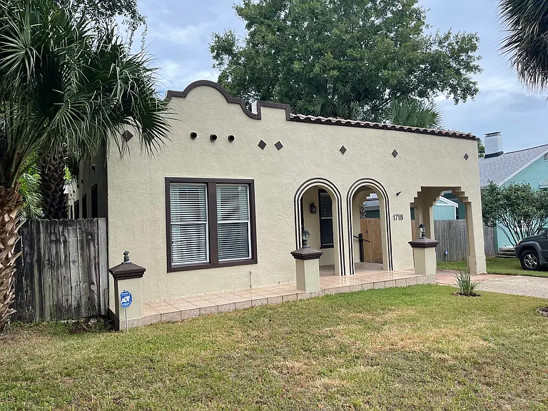 1718 E Cervantes St — Photo 2