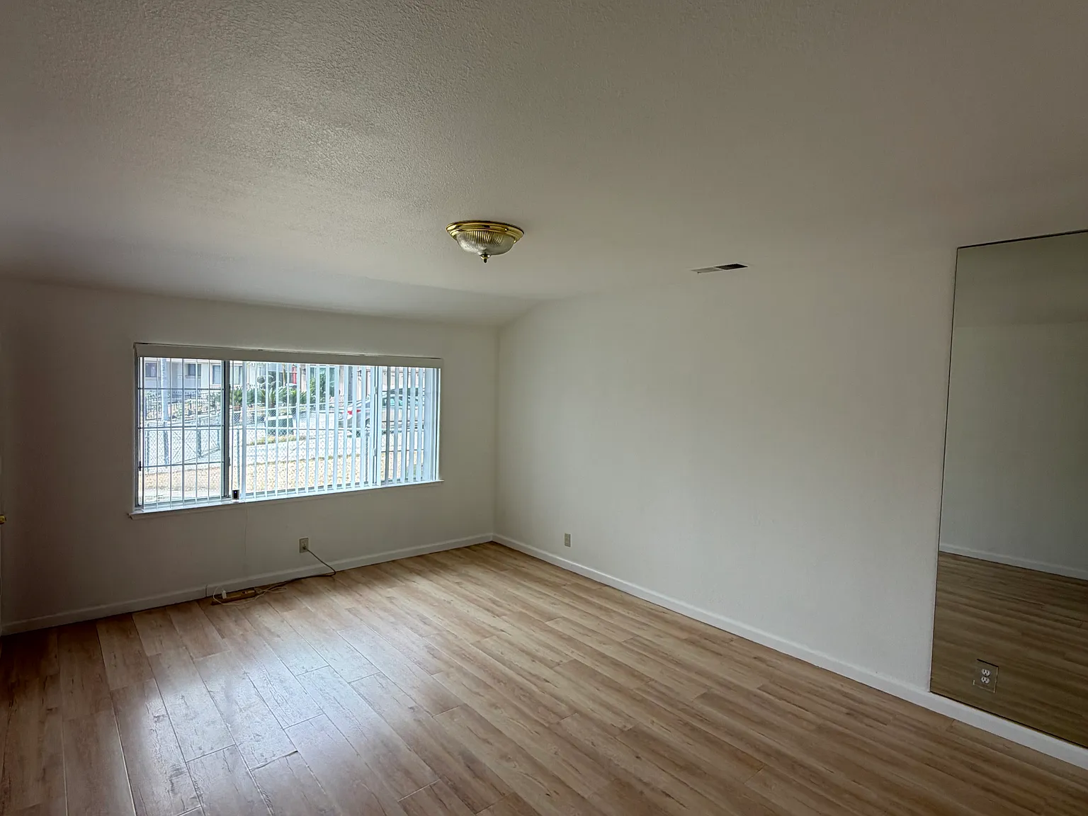 4 bed, 1427 sqft, $4,700 — Photo 2