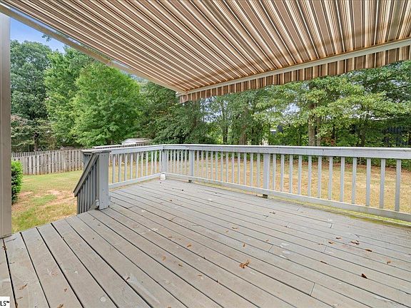 3rd image of 8 Birkdale Dr