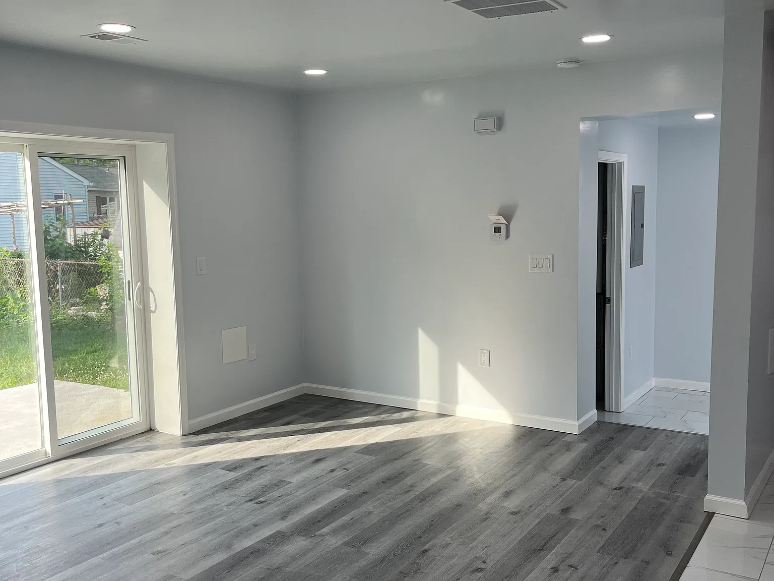 403 Albany Ct — Photo 3