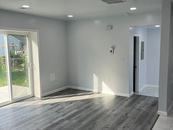 3rd image of 403 Albany Ct