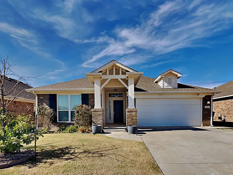 457 Compass Dr — Photo 3