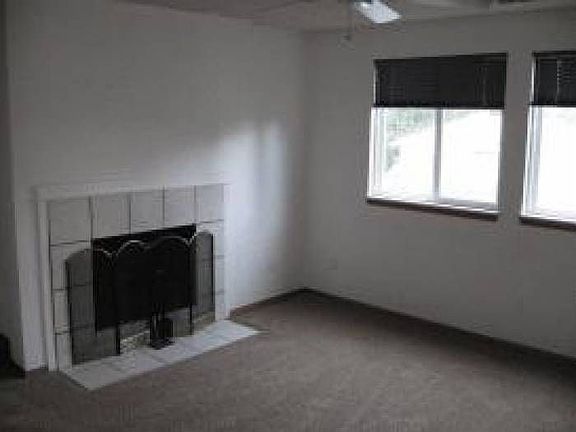 Sunken LR w/fireplace