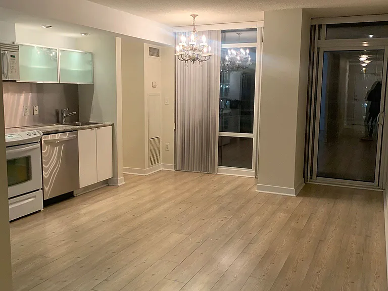 4K Spadina Ave #617 — Photo 2