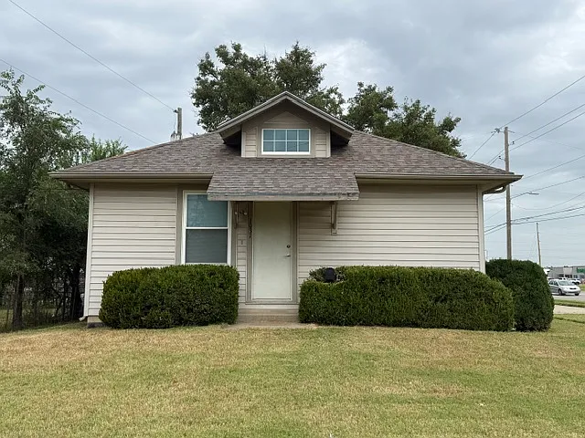 1031 E Elm St